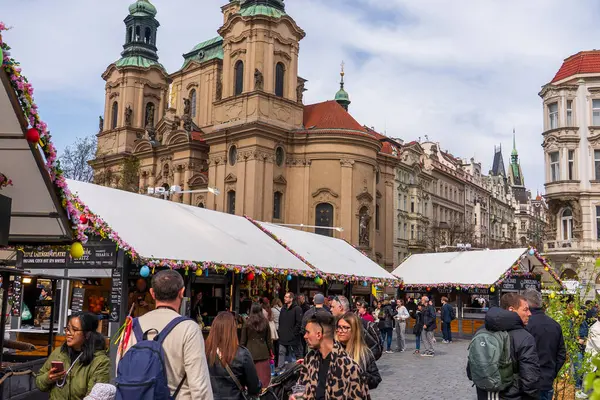 Prag, Çek Cumhuriyeti - 5 Nisan 2025: Şehir merkezinde geleneksel Paskalya Fuarı. Paskalya Kutlaması. 