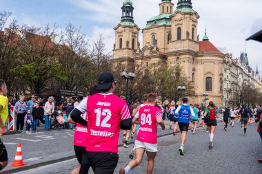 Prag, Çek Cumhuriyeti - 5 Nisan 2025: Generali Half Marathon Prag 2025. Kurs boyunca koşucular. İnsanlar maraton koşuyor.. 