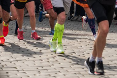 Prag, Çek Cumhuriyeti - 5 Nisan 2025: Generali Half Marathon Prag 2025. Kurs boyunca koşucular. İnsanlar maraton koşuyor.. 