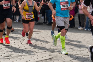 Prag, Çek Cumhuriyeti - 5 Nisan 2025: Generali Half Marathon Prag 2025. Kurs boyunca koşucular. İnsanlar maraton koşuyor.. 