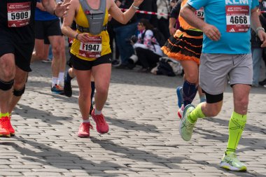 Prag, Çek Cumhuriyeti - 5 Nisan 2025: Generali Half Marathon Prag 2025. Kurs boyunca koşucular. İnsanlar maraton koşuyor.. 