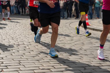 Prag, Çek Cumhuriyeti - 5 Nisan 2025: Generali Half Marathon Prag 2025. Kurs boyunca koşucular. İnsanlar maraton koşuyor.. 