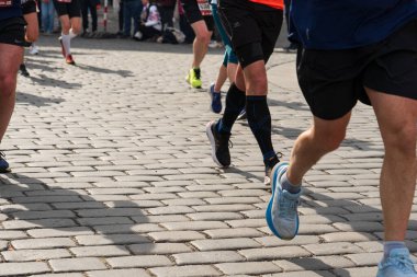 Prag, Çek Cumhuriyeti - 5 Nisan 2025: Generali Half Marathon Prag 2025. Kurs boyunca koşucular. İnsanlar maraton koşuyor.. 