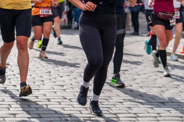 Prag, Çek Cumhuriyeti - 5 Nisan 2025: Generali Half Marathon Prag 2025. Kurs boyunca koşucular. İnsanlar maraton koşuyor.. 