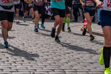 Prag, Çek Cumhuriyeti - 5 Nisan 2025: Generali Half Marathon Prag 2025. Kurs boyunca koşucular. İnsanlar maraton koşuyor.. 