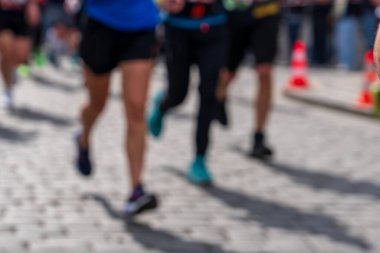 Prag, Çek Cumhuriyeti - 5 Nisan 2025: Generali Half Marathon Prag 2025. Kurs boyunca koşucular. İnsanlar maraton koşuyor.. 