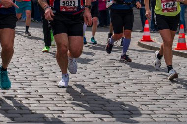 Prag, Çek Cumhuriyeti - 5 Nisan 2025: Generali Half Marathon Prag 2025. Kurs boyunca koşucular. İnsanlar maraton koşuyor.. 
