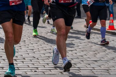 Prag, Çek Cumhuriyeti - 5 Nisan 2025: Generali Half Marathon Prag 2025. Kurs boyunca koşucular. İnsanlar maraton koşuyor.. 