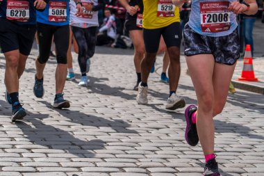 Prag, Çek Cumhuriyeti - 5 Nisan 2025: Generali Half Marathon Prag 2025. Kurs boyunca koşucular. İnsanlar maraton koşuyor.. 