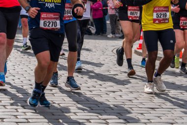 Prag, Çek Cumhuriyeti - 5 Nisan 2025: Generali Half Marathon Prag 2025. Kurs boyunca koşucular. İnsanlar maraton koşuyor.. 