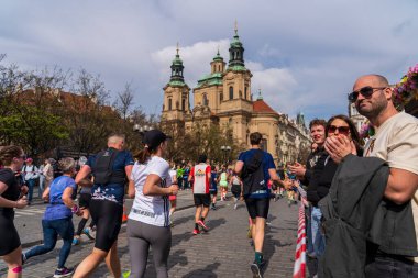 Prag, Çek Cumhuriyeti - 5 Nisan 2025: Generali Half Marathon Prag 2025. Kurs boyunca koşucular. İnsanlar maraton koşuyor.. 