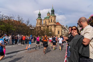 Prag, Çek Cumhuriyeti - 5 Nisan 2025: Generali Half Marathon Prag 2025. Kurs boyunca koşucular. İnsanlar maraton koşuyor.. 