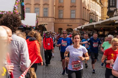 Prag, Çek Cumhuriyeti - 5 Nisan 2025: Generali Half Marathon Prag 2025. Kurs boyunca koşucular. İnsanlar maraton koşuyor.. 