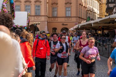 Prag, Çek Cumhuriyeti - 5 Nisan 2025: Generali Half Marathon Prag 2025. Kurs boyunca koşucular. İnsanlar maraton koşuyor.. 