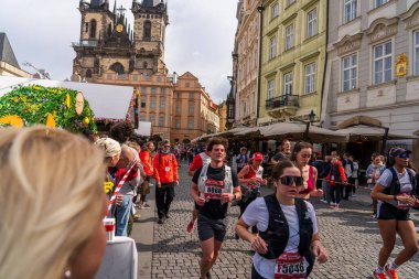 Prag, Çek Cumhuriyeti - 5 Nisan 2025: Generali Half Marathon Prag 2025. Kurs boyunca koşucular. İnsanlar maraton koşuyor.. 