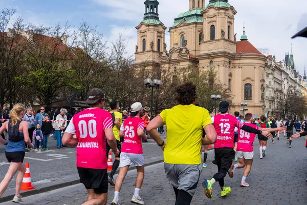 Prag, Çek Cumhuriyeti - 5 Nisan 2025: Generali Half Marathon Prag 2025. Kurs boyunca koşucular. İnsanlar maraton koşuyor.. 