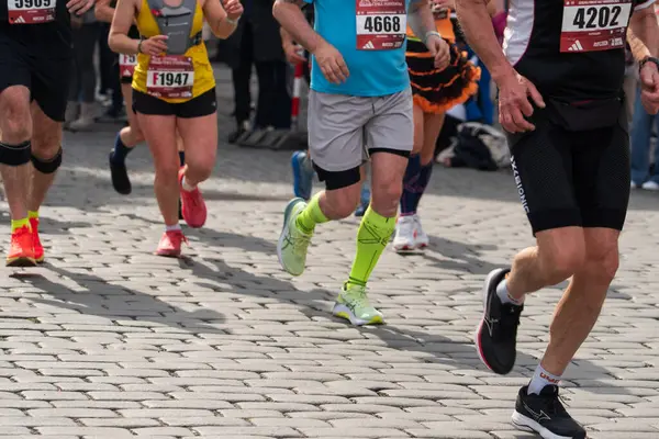 Prag, Çek Cumhuriyeti - 5 Nisan 2025: Generali Half Marathon Prag 2025. Kurs boyunca koşucular. İnsanlar maraton koşuyor.. 