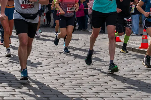 Prag, Çek Cumhuriyeti - 5 Nisan 2025: Generali Half Marathon Prag 2025. Kurs boyunca koşucular. İnsanlar maraton koşuyor.. 