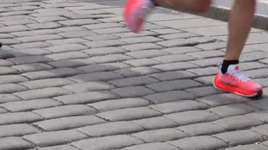 Prag, Çek Cumhuriyeti - 5 Nisan 2025: Generali Half Marathon Prag 2025. Kurs boyunca koşucular. İnsanlar maraton koşuyor.. 