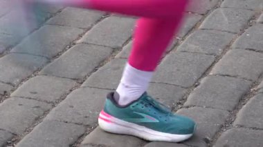 Prag, Çek Cumhuriyeti - 5 Nisan 2025: Generali Half Marathon Prag 2025. Kurs boyunca koşucular. İnsanlar maraton koşuyor.. 