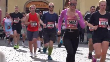 Prag, Çek Cumhuriyeti - 5 Nisan 2025: Generali Half Marathon Prag 2025. Kurs boyunca koşucular. İnsanlar maraton koşuyor.. 
