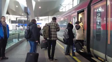 Viyana, Avusturya - 1 Şubat 2025: Trendeki bir yolculuk sırasında yolcular