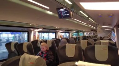 Viyana, Avusturya - 1 Şubat 2025: Trendeki bir yolculuk sırasında yolcular