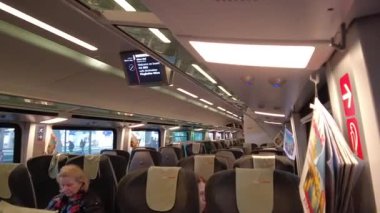 Viyana, Avusturya - 1 Şubat 2025: Trendeki bir yolculuk sırasında yolcular