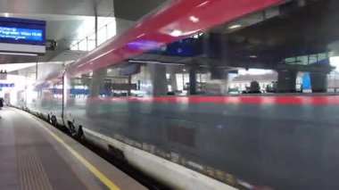 Viyana, Avusturya - 1 Şubat 2025: Trendeki bir yolculuk sırasında yolcular