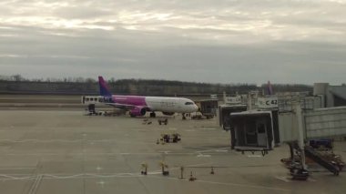 Viyana, Avusturya - 1 Şubat 2025: Schwechat Havalimanı 'na indikten sonra basamakların yanındaki uçak