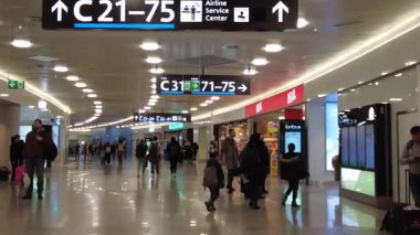 Viyana, Avusturya - 1 Şubat 2025: Schwechat Havaalanı. Yolcular havaalanı terminalinin içinde dolaşıyorlar.