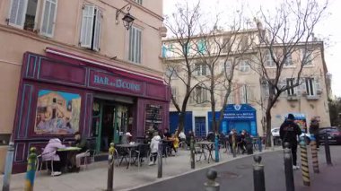 Marsilya, Fransa - 2 Şubat 2025: Şehir caddesi manzarası. Duvarlarda grafiti var. Yerel renk