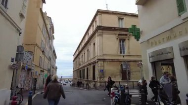 Marsilya, Fransa - 2 Şubat 2025: Şehir caddesi manzarası. Duvarlarda grafiti var. Yerel renk