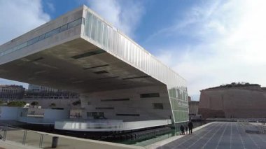 Marsilya, Fransa, 2 Şubat 2025: Robert-Laffon şehir meydanı manzarası. Cosquer Mditerrane binası ve Akdeniz Medeniyetleri Tarihi Müzesi