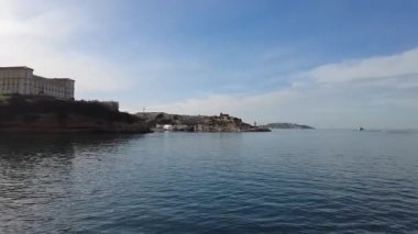 Marsilya, Fransa 2 Şubat 2025: Marsilya, Fransa 'daki tarihi Palais du Pharo, açık bir günde ele geçirildi. Bu 19. yüzyıl sarayı, aslında III. Napolyon tarafından yaptırılmıştı.