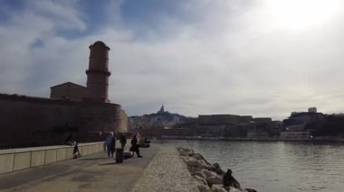 Marsilya, Fransa - 2 Şubat 2025: Saint-Jean Kalesi ve Marsilya Eski Limanı girişindeki Tour du Fanal. Akdeniz Medeniyetleri Tarihi Müzesi