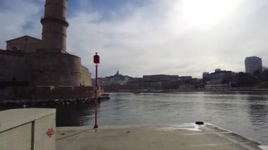 Marsilya, Fransa - 2 Şubat 2025: Saint-Jean Kalesi ve Marsilya Eski Limanı girişindeki Tour du Fanal. Akdeniz Medeniyetleri Tarihi Müzesi