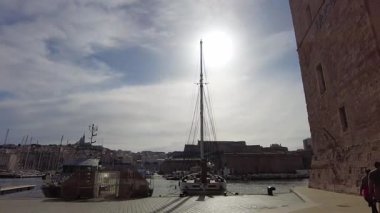 Marsilya, Fransa - 2 Şubat 2025: Akdeniz Medeniyetleri Tarihi Müzesi ile Saint-Jean Kalesi 'ni birbirine bağlayan yaya köprüsünün görüntüsü)