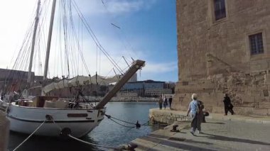 Marsilya, Fransa, 2 Şubat 2025: Yoldan geçen insanların ve eski evlerin olduğu bir cadde manzarası