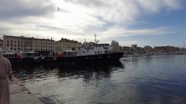 Marsilya, Fransa - 2 Şubat 2025: Şehir merkezindeki emlak ve marina manzarası. Yat limana park edilmiş.