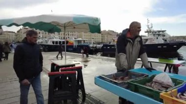 Marsilya, Fransa - 2 Şubat 2025: Şehir merkezindeki emlak ve marina manzarası. Yat limana park edilmiş.