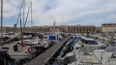 Marsilya, Fransa - 2 Şubat 2025: Şehir merkezindeki emlak ve marina manzarası. Yat limana park edilmiş.