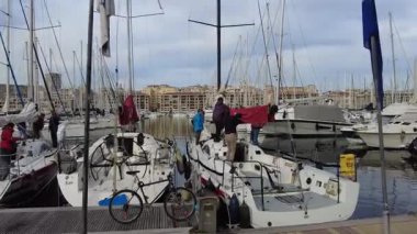 Marsilya, Fransa - 2 Şubat 2025: Şehir merkezindeki emlak ve marina manzarası. Yat limana park edilmiş.