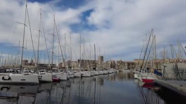 Marsilya, Fransa - 2 Şubat 2025: Şehir merkezindeki emlak ve marina manzarası. Yat limana park edilmiş.