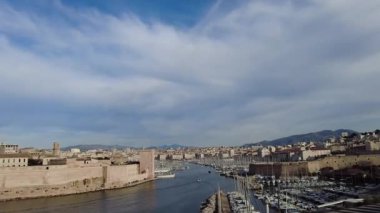 Marsilya, Fransa - 2 Şubat 2025: Panoramik şehir manzarası. Saint-Jean Kalesi manzarası, Akdeniz Medeniyetleri Tarihi Müzesi, Marsilya Katedrali.