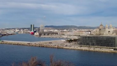Marsilya, Fransa - 2 Şubat 2025: Panoramik şehir manzarası. Saint-Jean Kalesi manzarası, Akdeniz Medeniyetleri Tarihi Müzesi, Marsilya Katedrali.