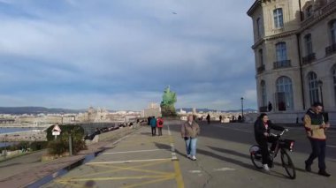 Marsilya, Fransa 2 Şubat 2025: Marsilya, Fransa 'daki tarihi Palais du Pharo, açık bir günde ele geçirildi. Bu 19. yüzyıl sarayı, aslında III. Napolyon tarafından yaptırılmıştı.