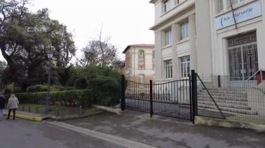 Marsilya, Fransa 2 Şubat 2025: Marsilya, Fransa 'daki tarihi Palais du Pharo, açık bir günde ele geçirildi. Bu 19. yüzyıl sarayı, aslında III. Napolyon tarafından yaptırılmıştı.