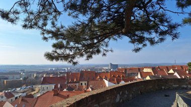 Mikulov, Çek Cumhuriyeti - 11 Şubat 2025: Moravya 'nın tarihi Mikulov kasabası. Şehir manzarası
