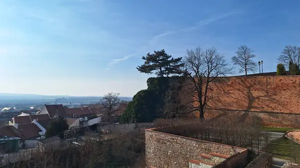 Mikulov, Çek Cumhuriyeti - 11 Şubat 2025: Moravya 'nın tarihi Mikulov kasabası. Şehir manzarası